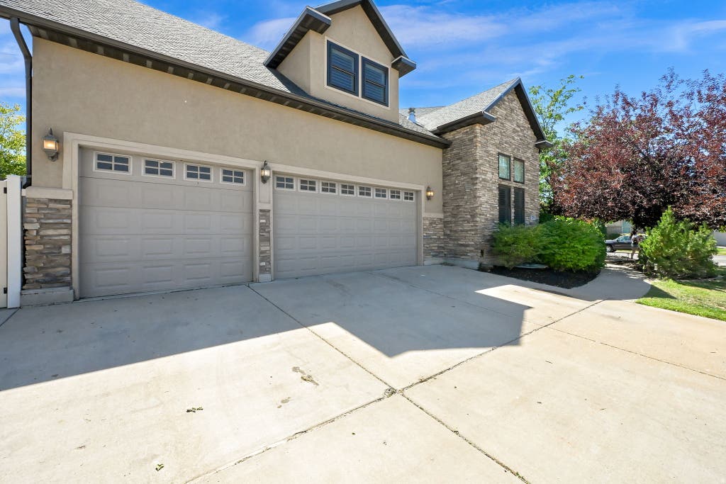 Photo of 579 W 2400 S, Syracuse, UT 84075 (MLS # 2180562)