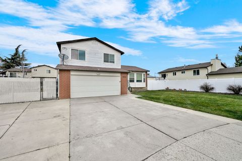 Tiny photo for 3222 W TYSONBROOK CT. Ct, Taylorsville, UT 84129 (MLS # 2138285)
