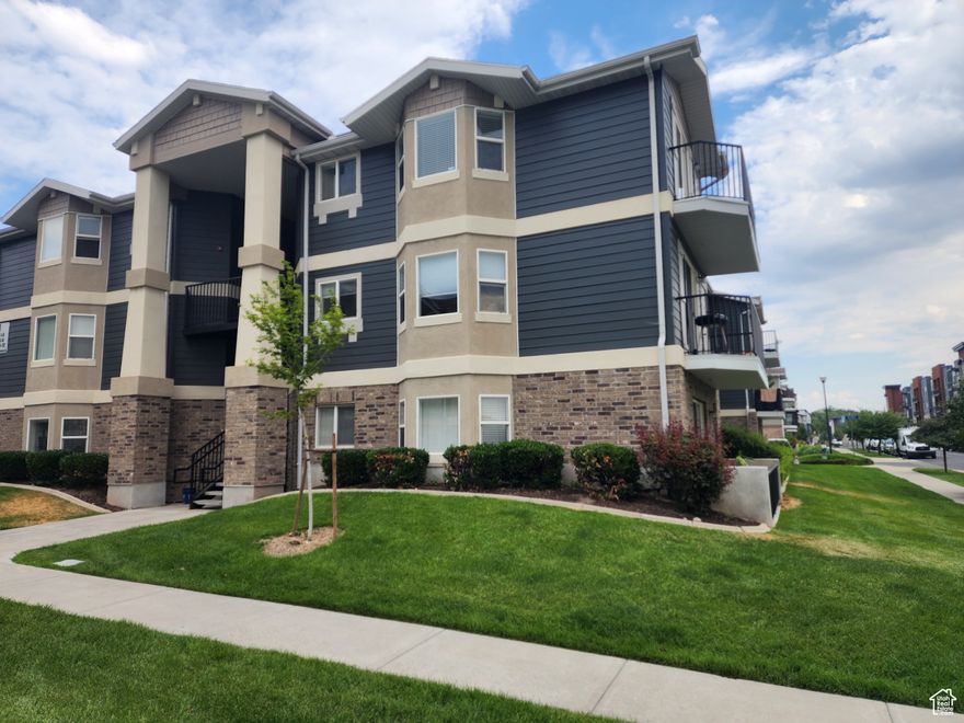 MOTIVATED SELLER! Moving out of state, must sell. All reasonable offers considered. MAIN LEVEL LIVING WITH "NO STAIRS" Close to stores & markets. Great central location in SL county. Wonderful schools, quite safe & friendly neighborhood. Great view to neighborhood park from kitchen & dining room. Dog park in community & waste stations throughout. Community pool, gym & clubhouse for gatherings. 15 min walk to Trax & train system, 5 min walk to bus, 4 min drive to Bicentennial park, 3 min drive to main street sandy park. 5 min drive to community garden.