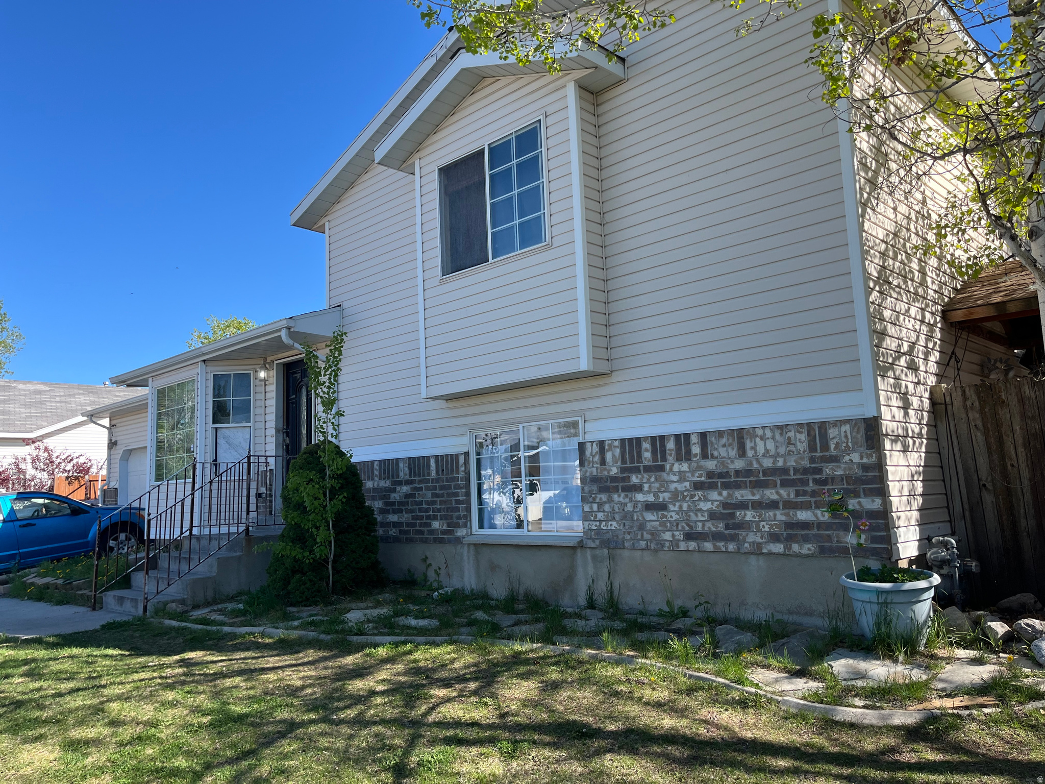 Main image without alt text