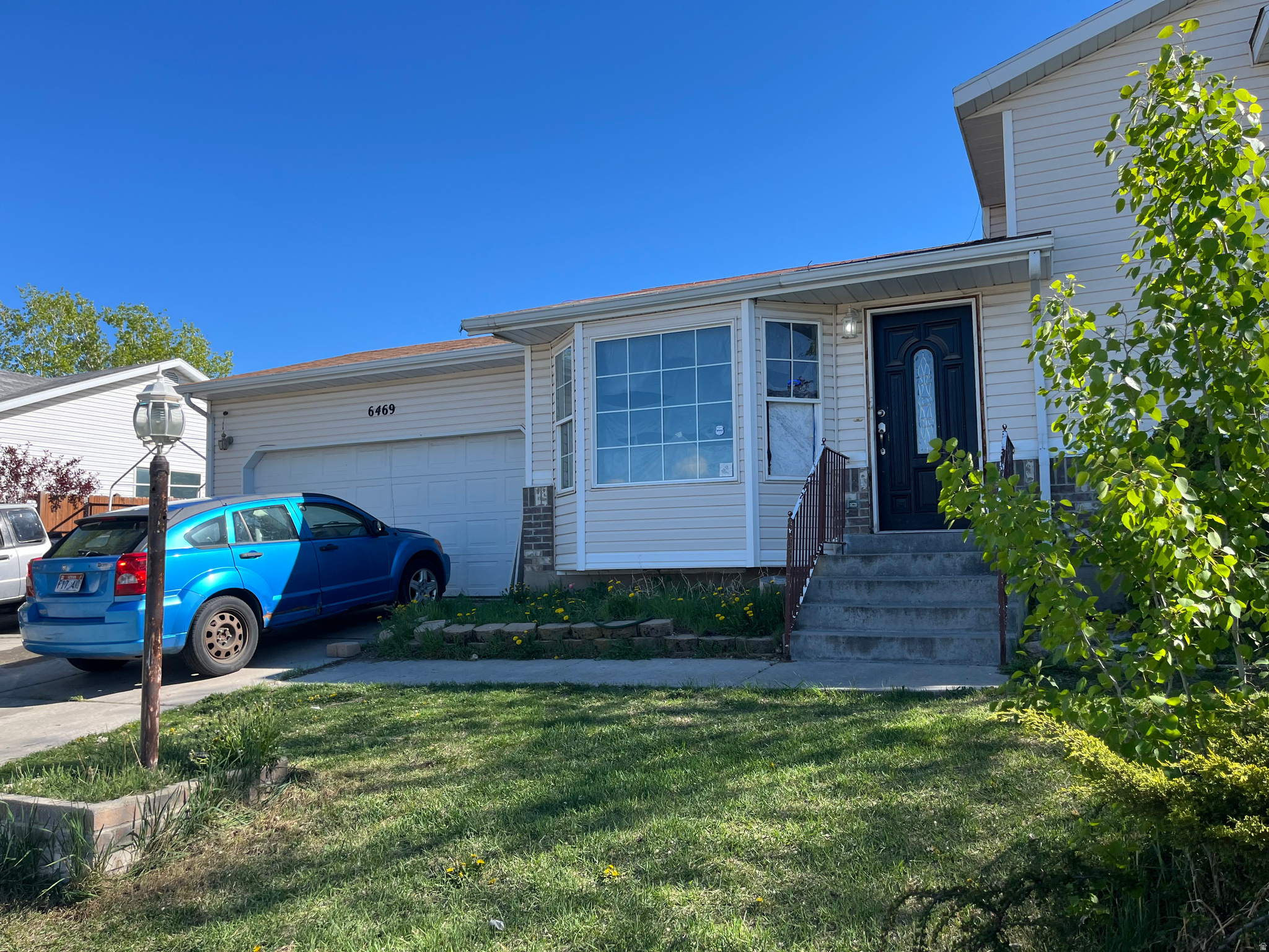 Main image without alt text