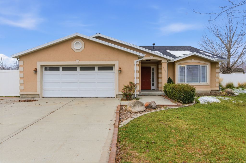 Photo of 609 W SADDLEBROOK DR S, Payson, UT 84651 (MLS # 2128025)