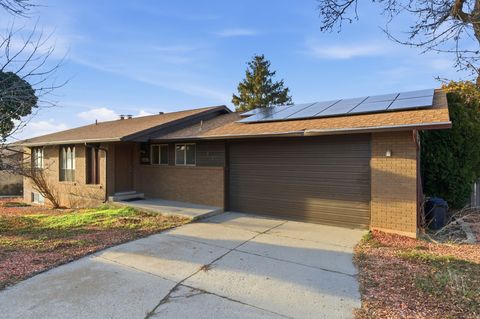 Tiny photo for 815 E OXFORD DR N, Kaysville, UT 84037 (MLS # 2135256)