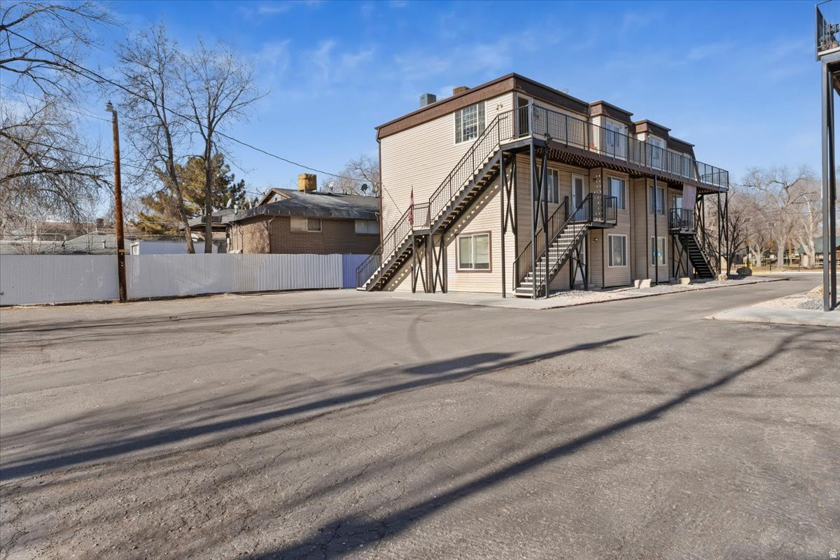 VILLA MONTAIGE COND - Residential