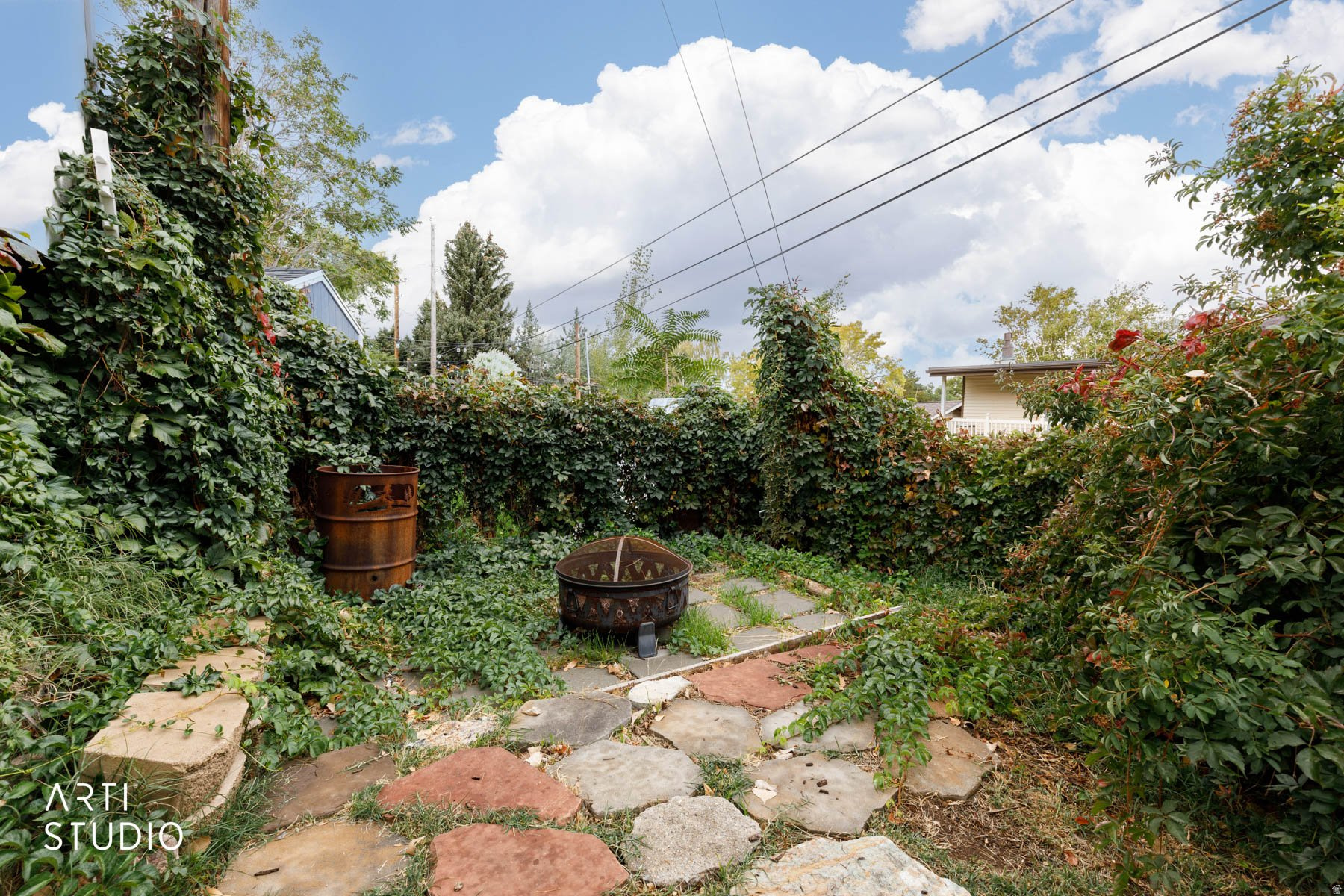 ROLLING HILLS - Residential