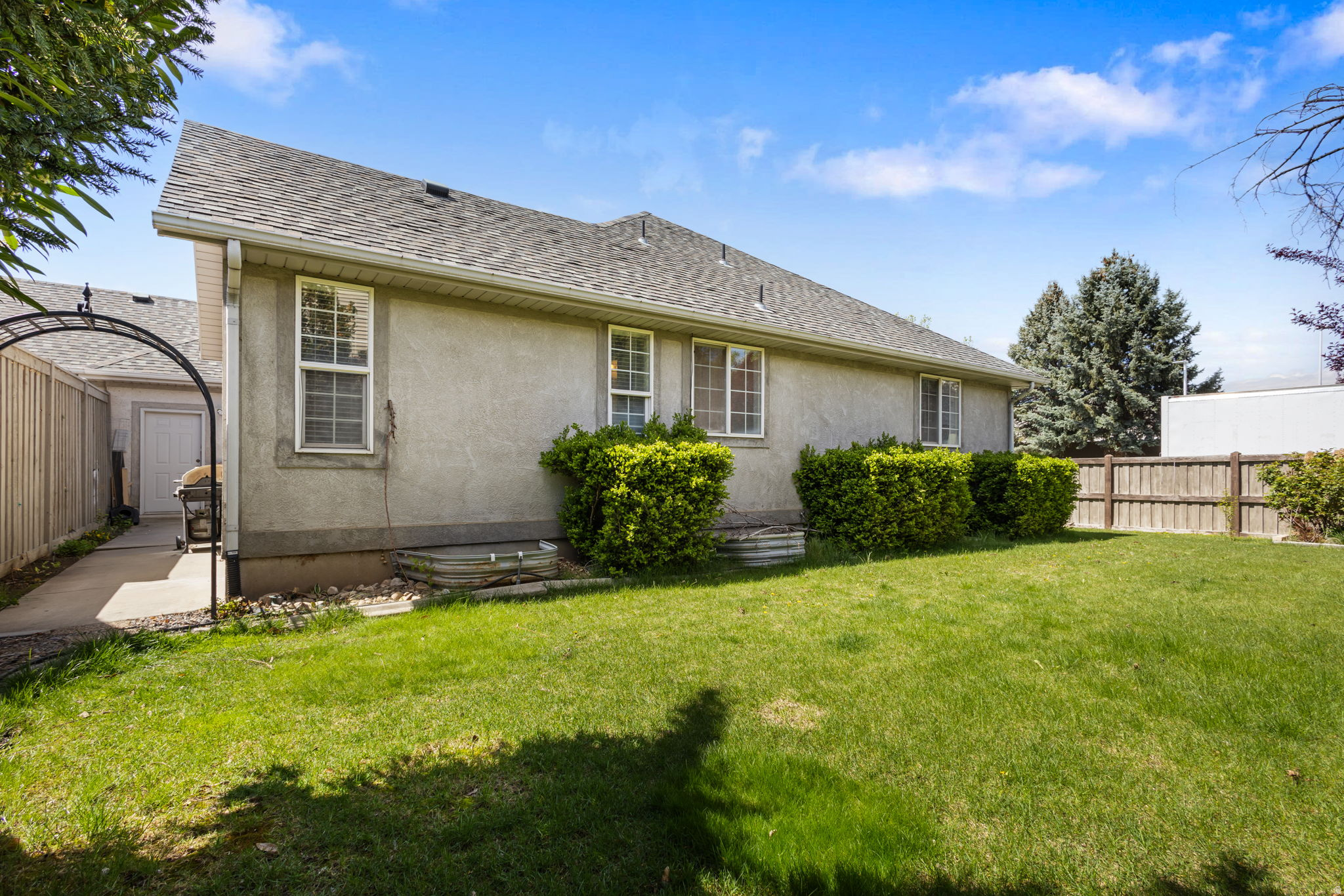 COUNTRY SIDE - Residential Income