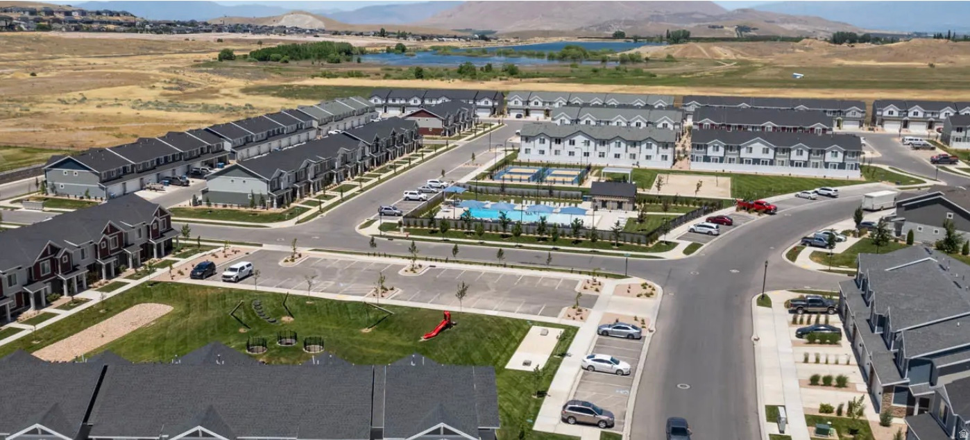 SUMMIT RIDGE TOWNS - Residential