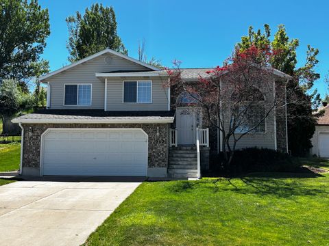 Photo of 960 E 3400 N, Layton, UT 84040 (MLS # 2158302)