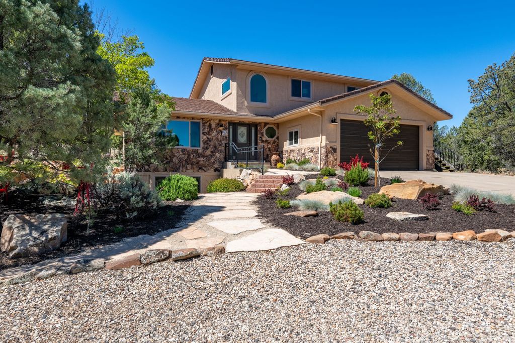 Photo of 1402 W WINTER QUARTERS TRL, Dammeron Valley, UT 84783 (MLS # 2154009)