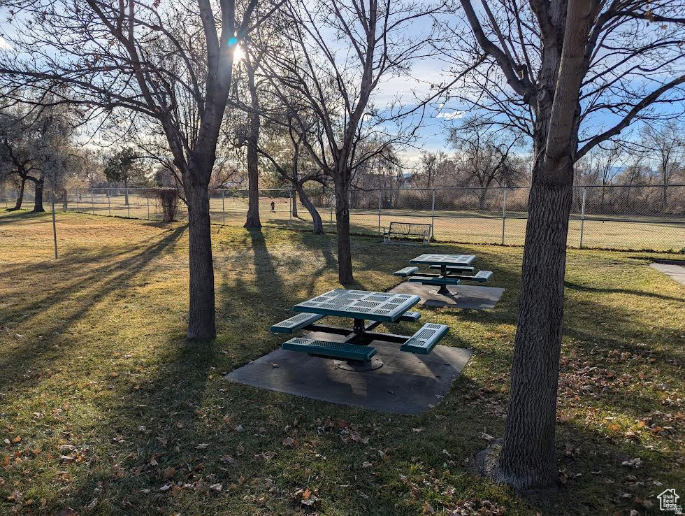 THREE FOUNTAINS TOWNHOUSES & MANOR HOUSES - Residential