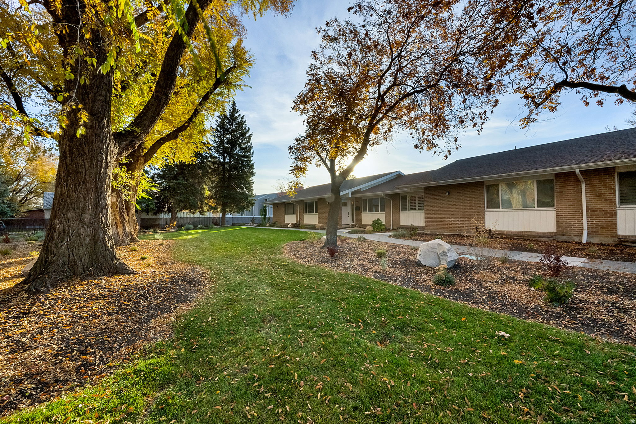 THREE FOUNTAINS TOWNHOUSES & MANOR HOUSES - Residential