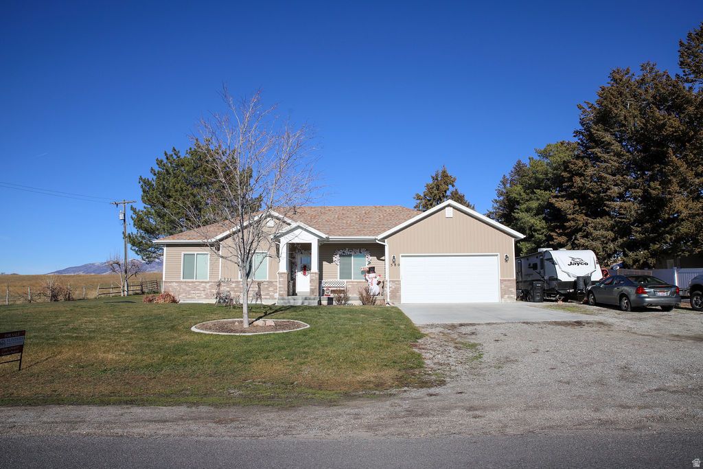 Photo of 580 W GRANDVIEW DR, Malad City, ID 83252 (MLS # 2128326)