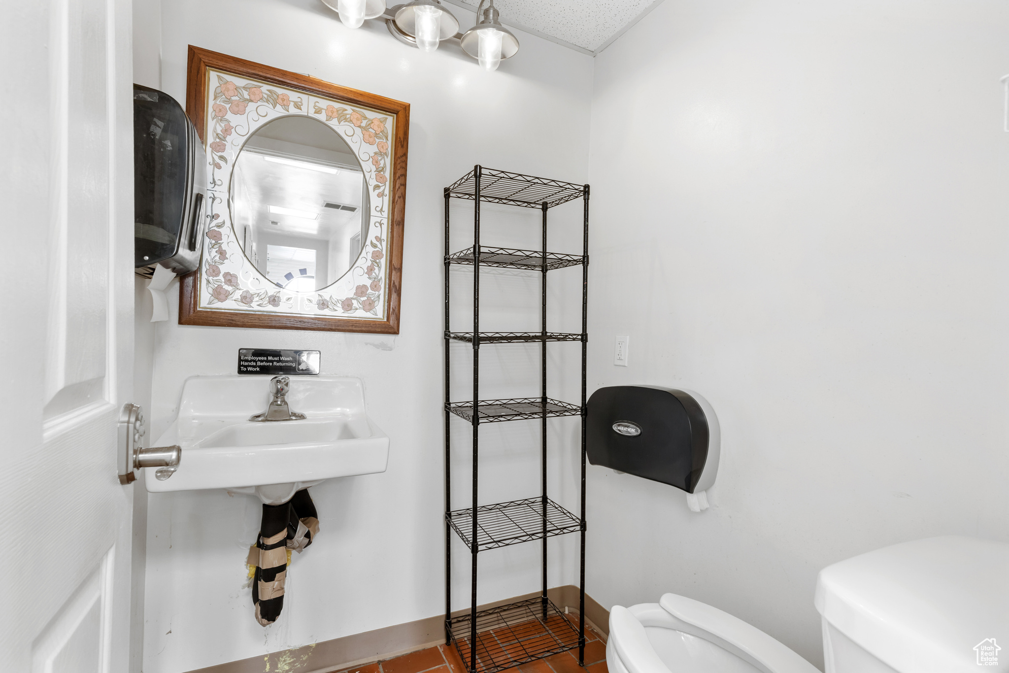 Main image without alt text