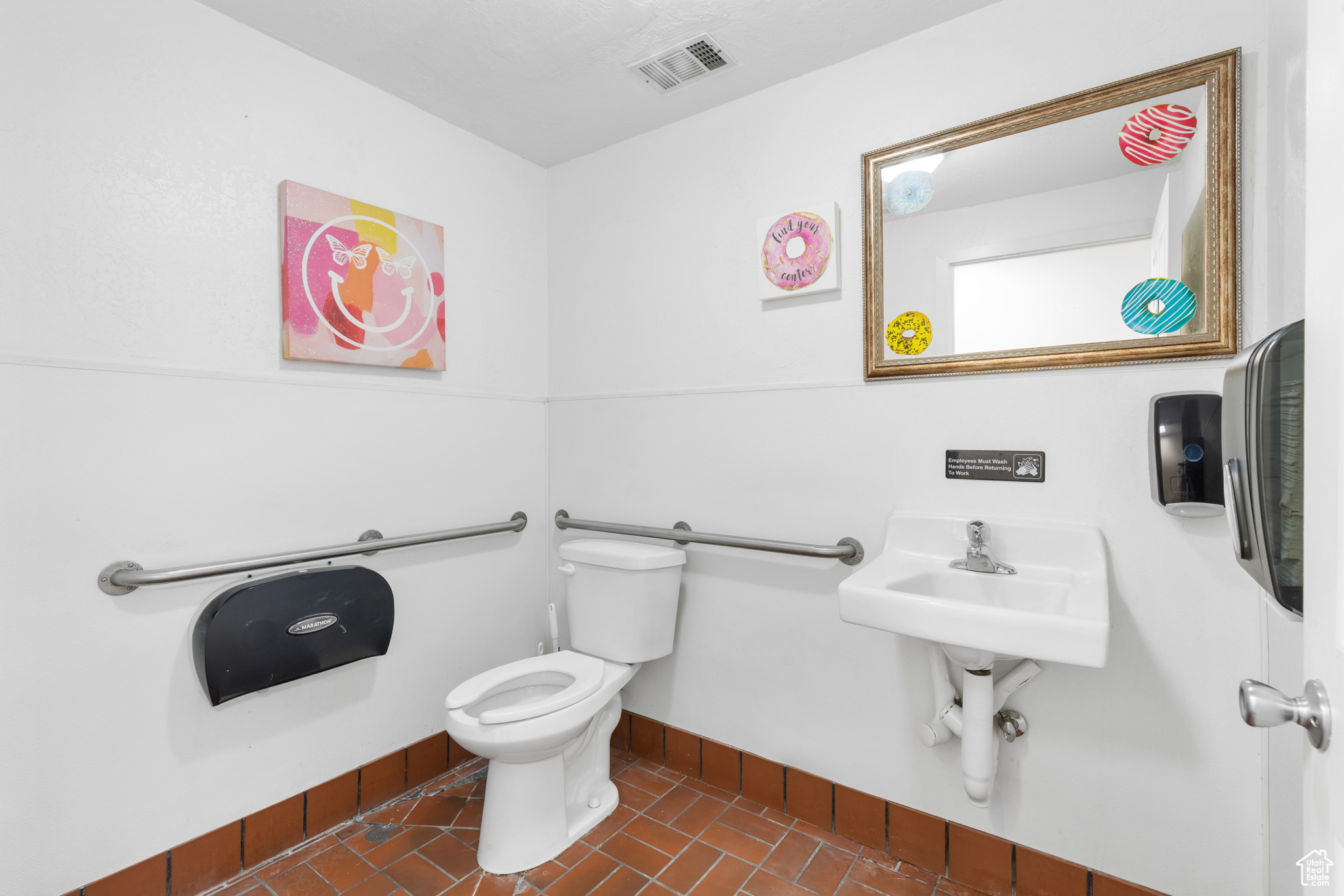 Main image without alt text