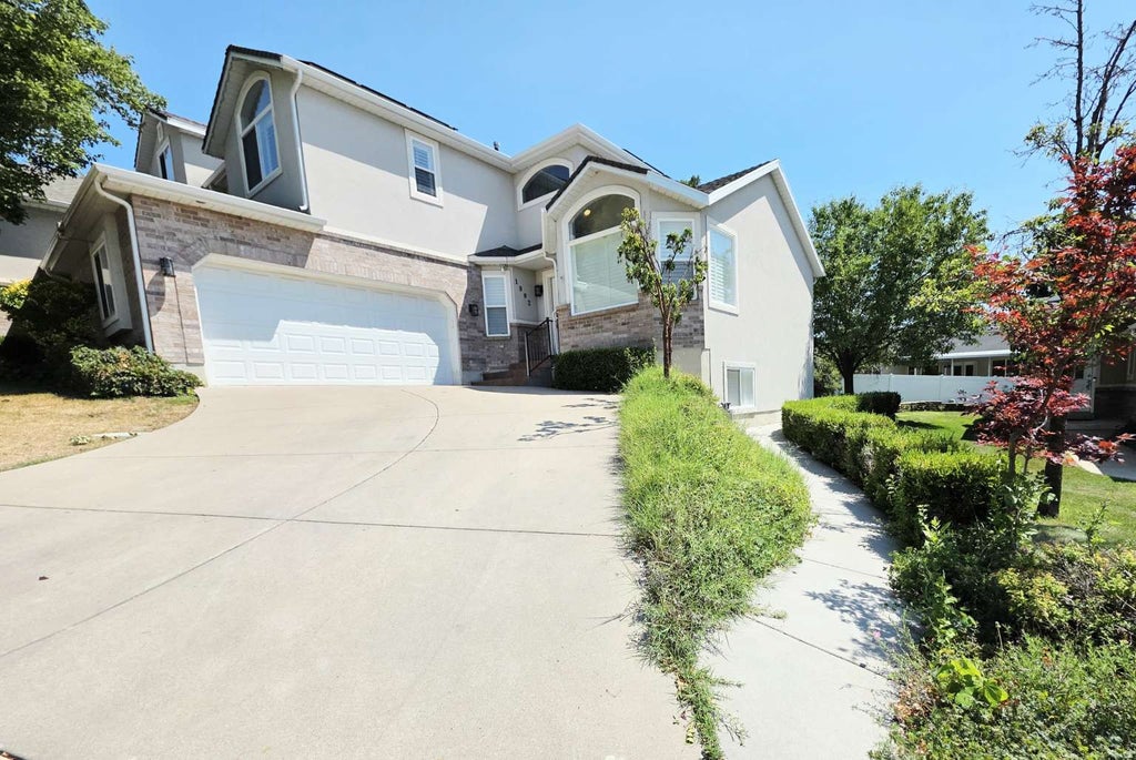 Photo of 1002 BROOK HAVEN DR, Kaysville, UT 84037 (MLS # 2178045)