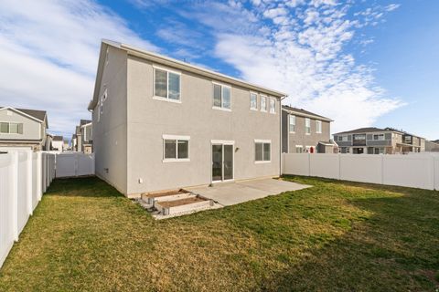 Tiny photo for 1614 W PARKVIEW DR, Syracuse, UT 84075 (MLS # 2144318)