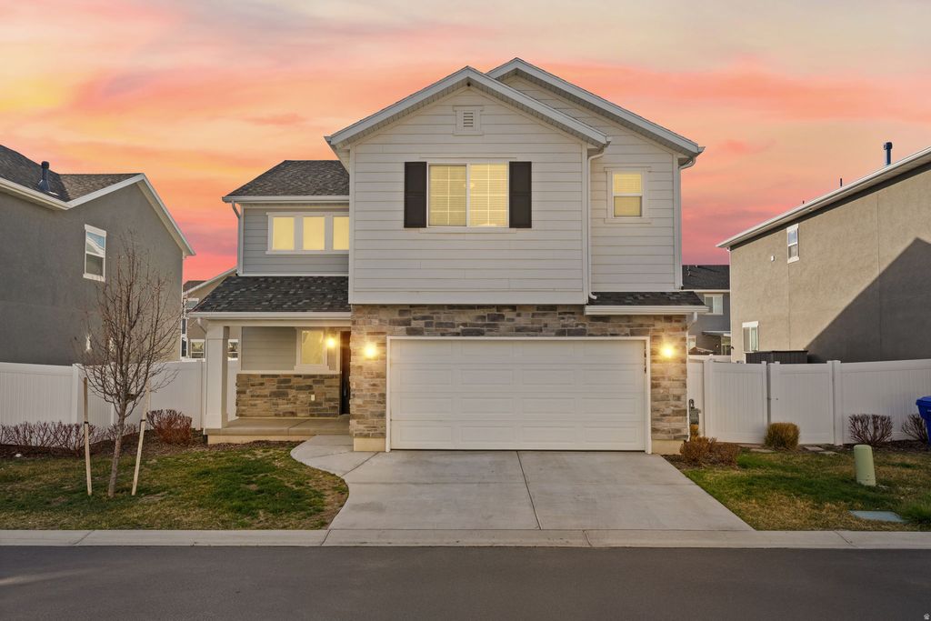 Photo of 1614 W PARKVIEW DR, Syracuse, UT 84075 (MLS # 2144318)