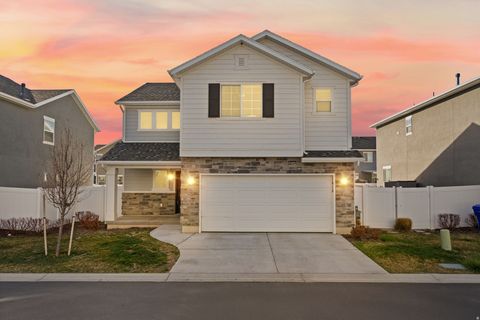Photo of 1614 W PARKVIEW DR, Syracuse, UT 84075 (MLS # 2144318)