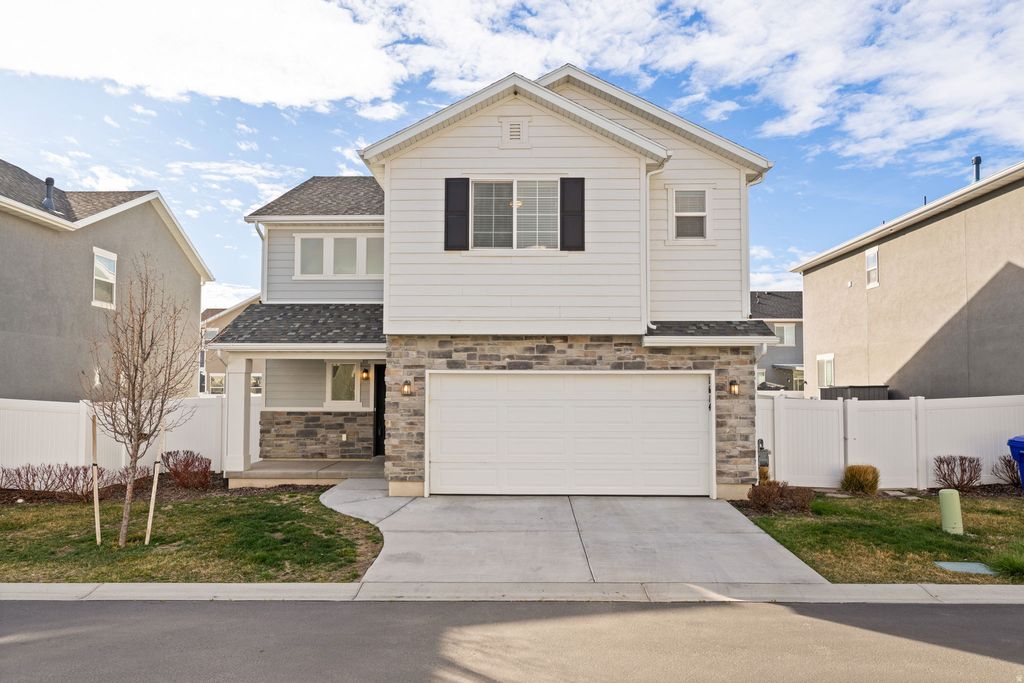 Photo of 1614 W PARKVIEW DR, Syracuse, UT 84075 (MLS # 2144318)