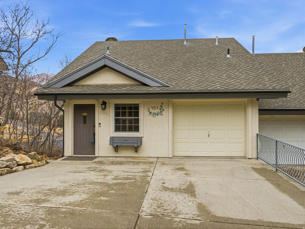 Photo of 904 W SCHNEITTER CIR, Midway, UT 84049 (MLS # 2136320)