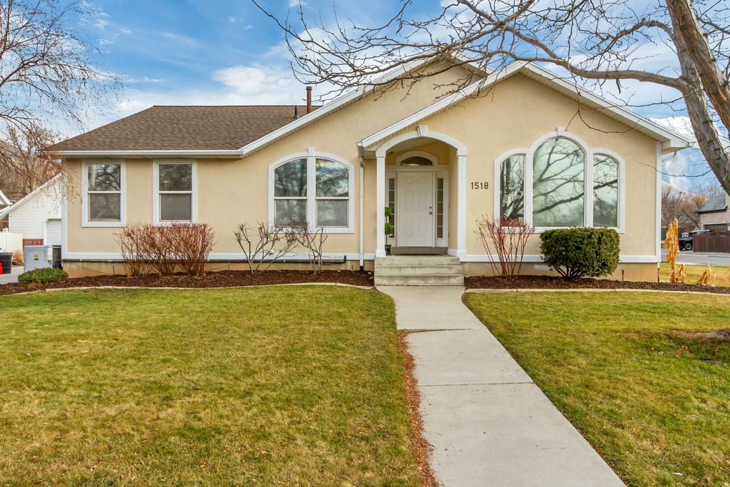 Photo of 1518 E PHEASANT DR, Springville, UT 84663 (MLS # 2132810)