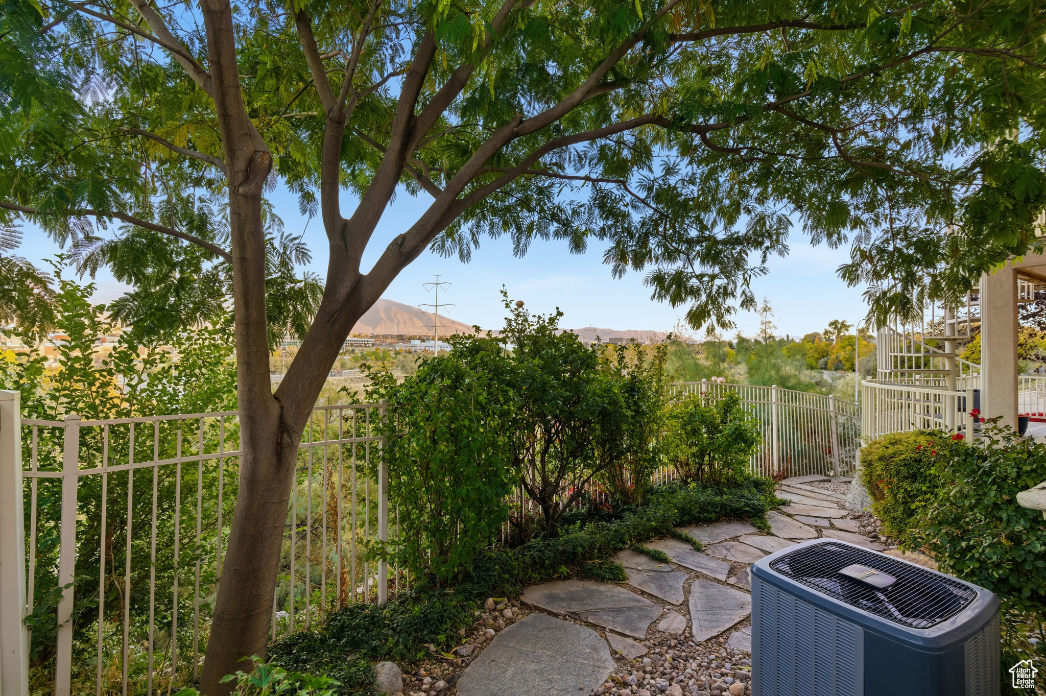 SPRING HOLLOW - Residential