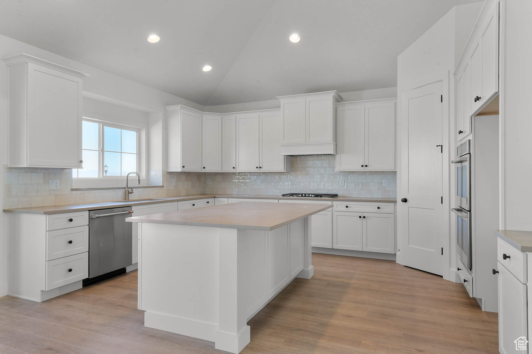 HIDDEN OAKS SIGNATURE 638 - Residential