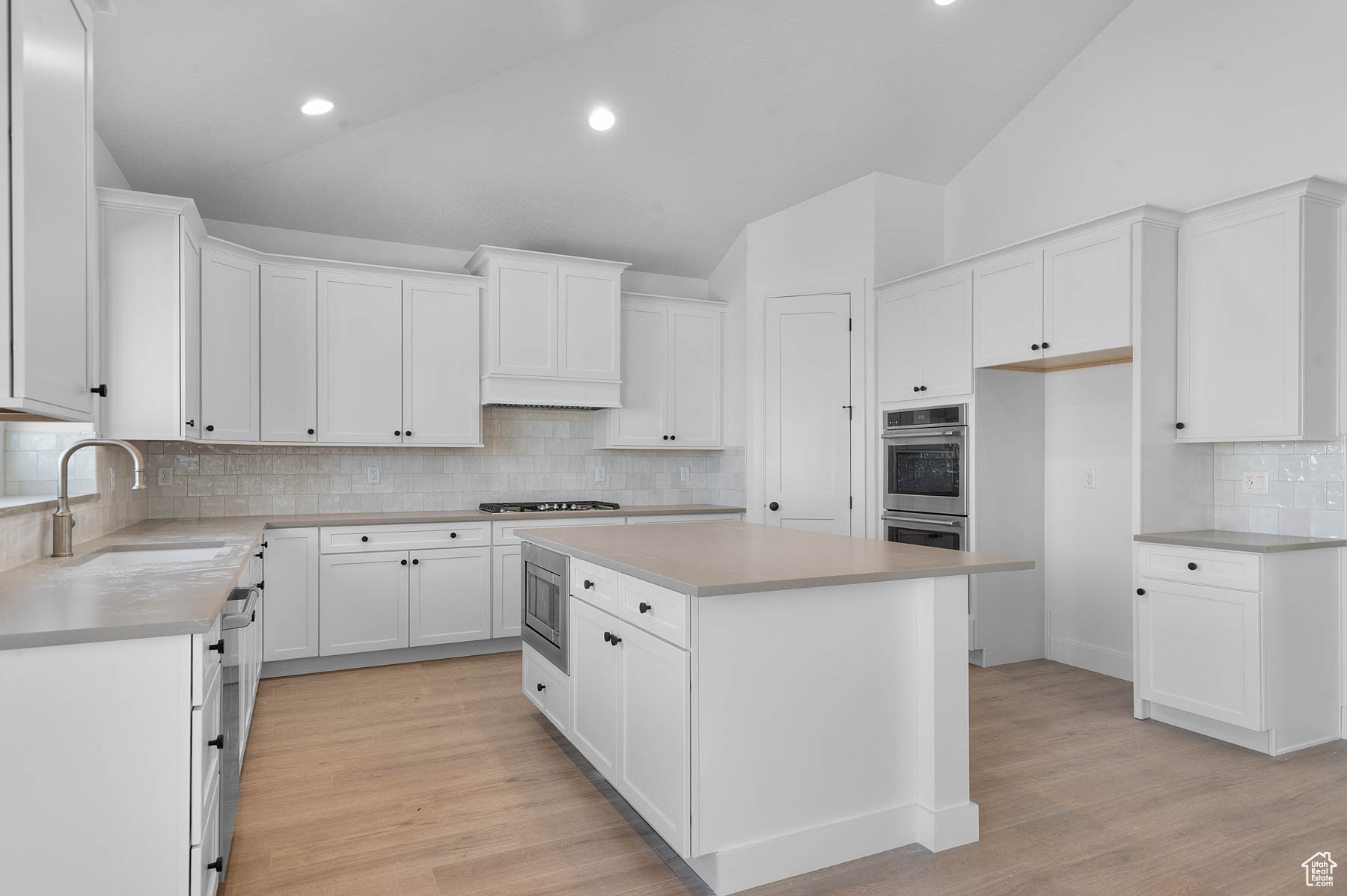 HIDDEN OAKS SIGNATURE 638 - Residential