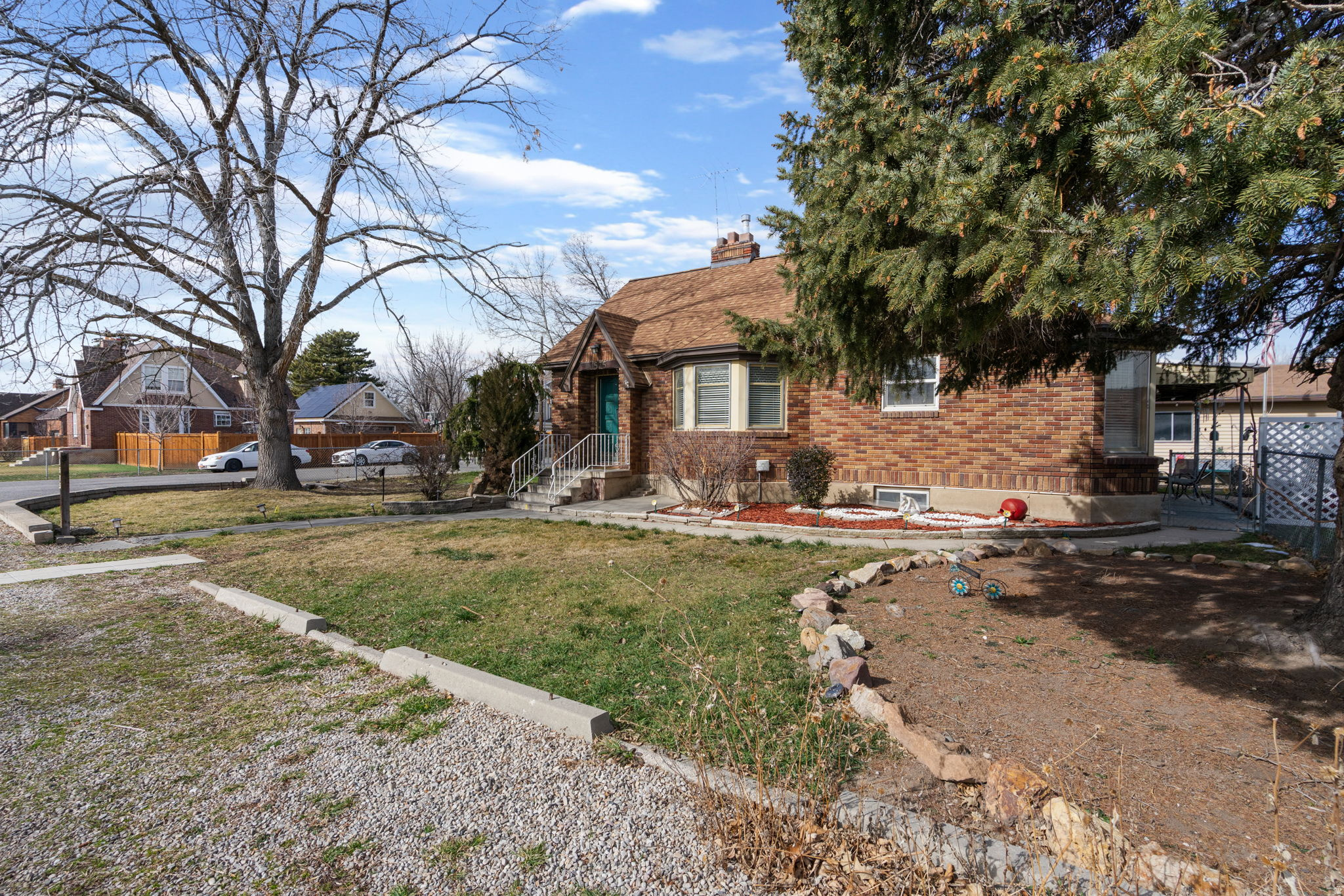 Main image without alt text