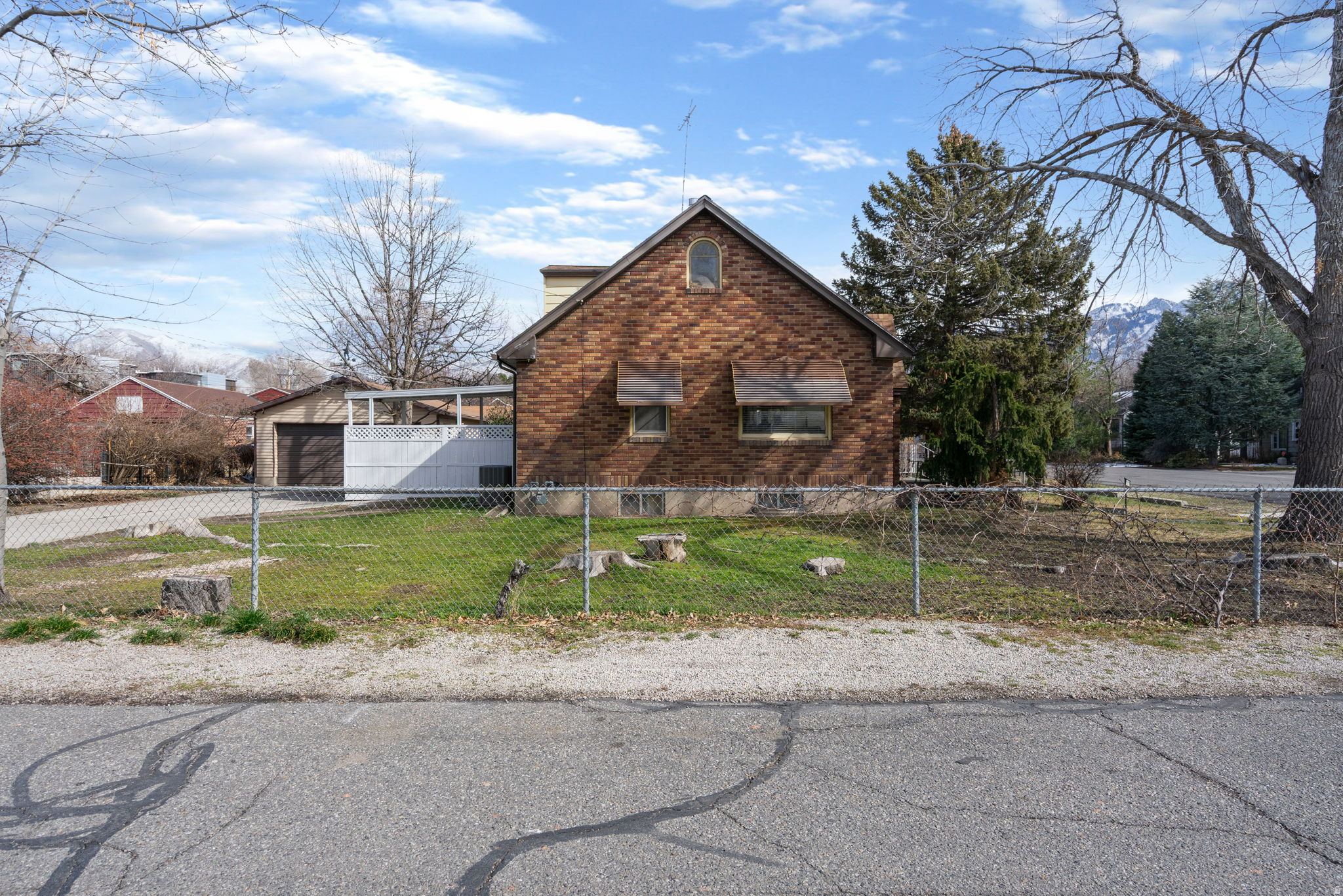 Main image without alt text