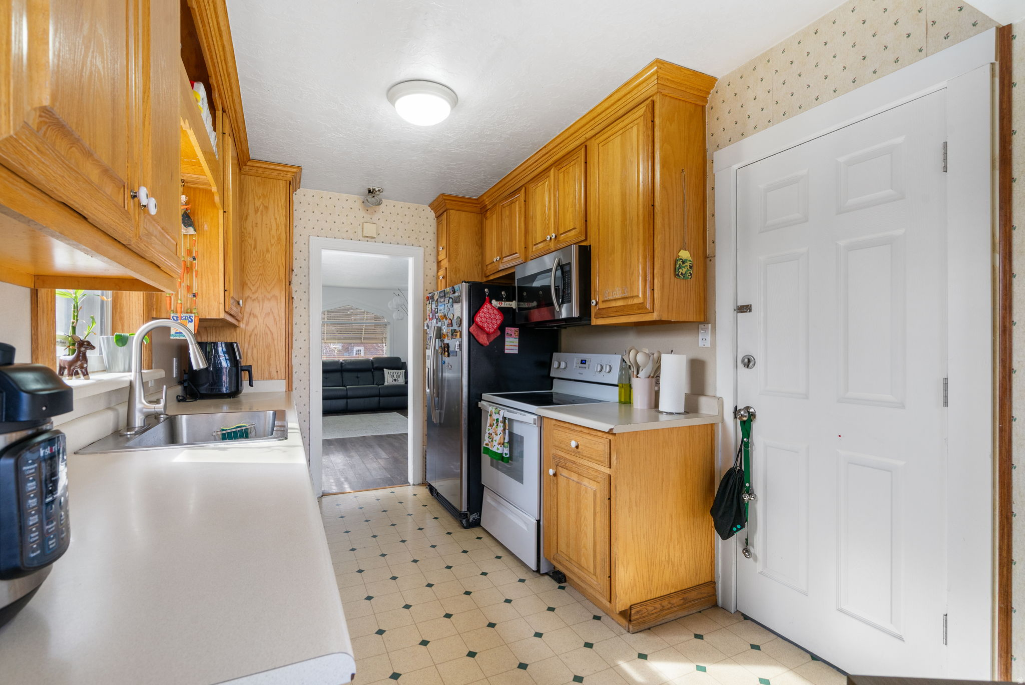 Main image without alt text