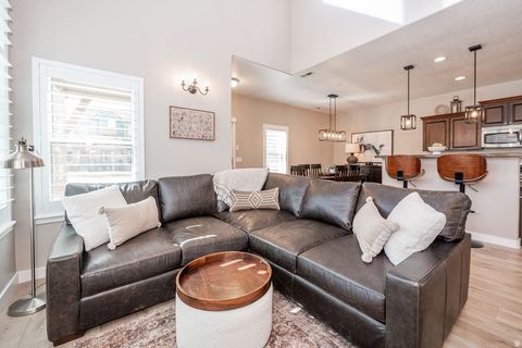 Tiny photo for 936 W SPRING CREEK LN, Farmington, UT 84025 (MLS # 2143625)