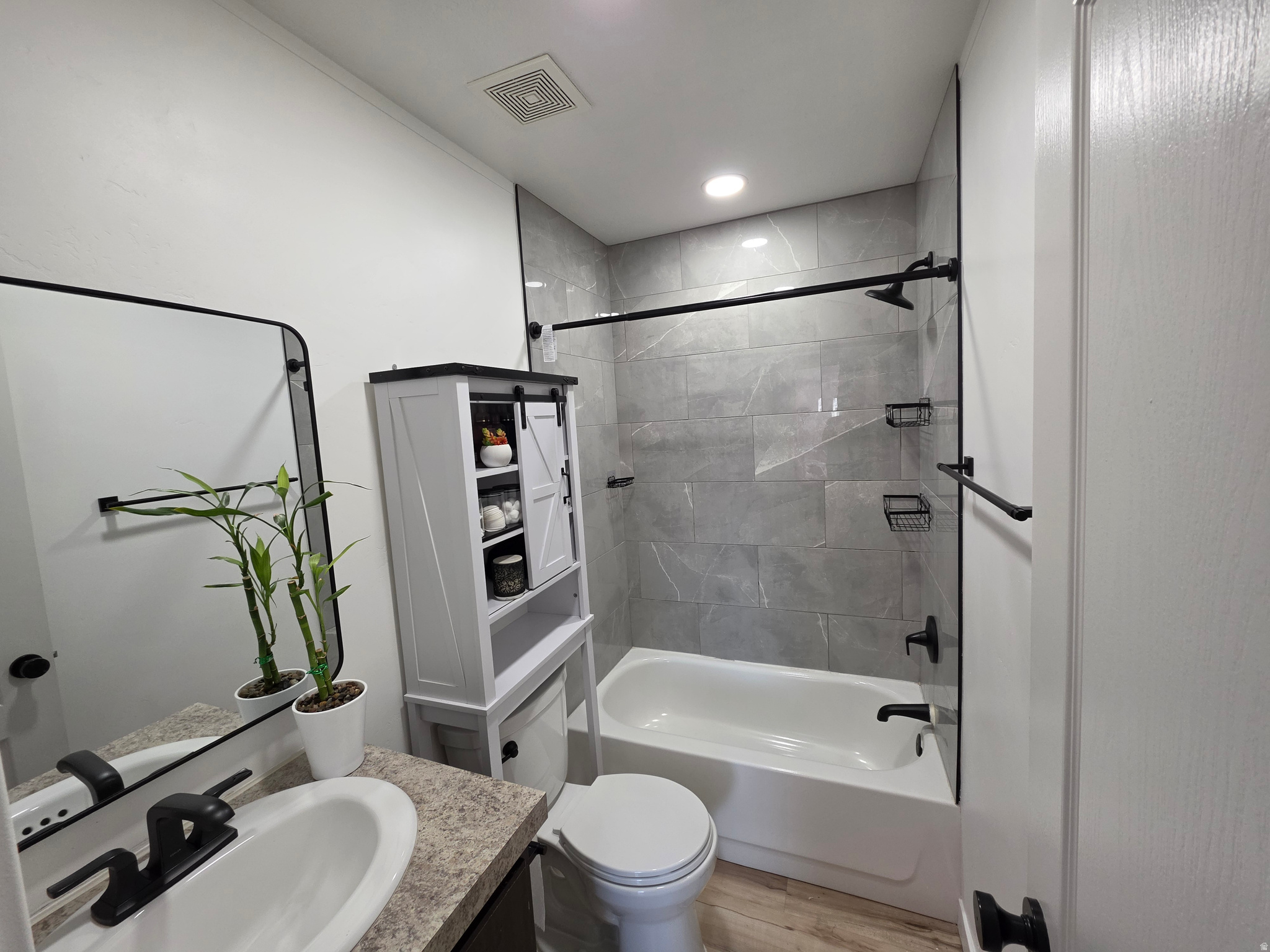 ROLLING HILLS - Residential