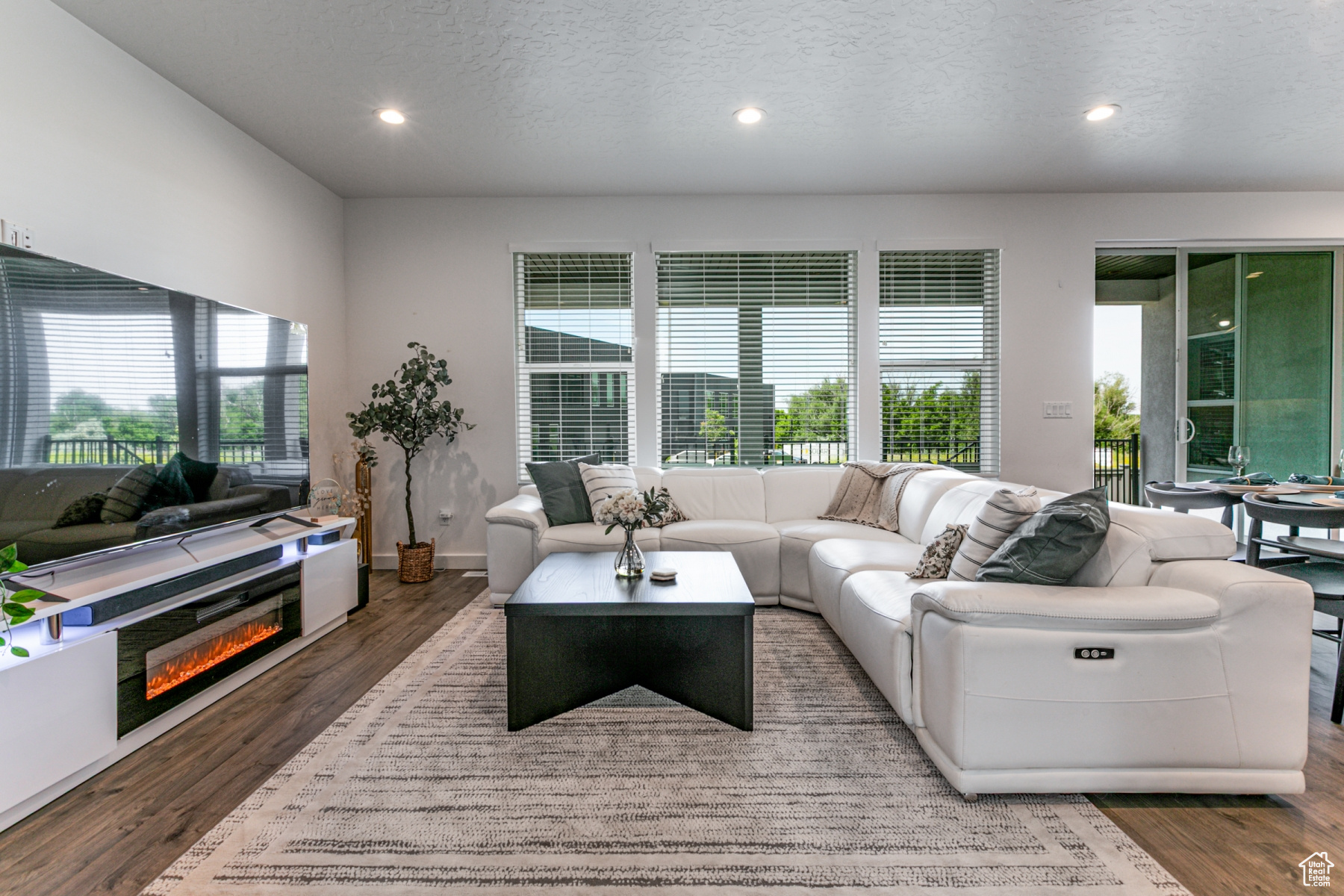 Farmington, Utah 84025, United States, 6 Bedrooms Bedrooms, ,4 BathroomsBathrooms,Residential,Active,141408