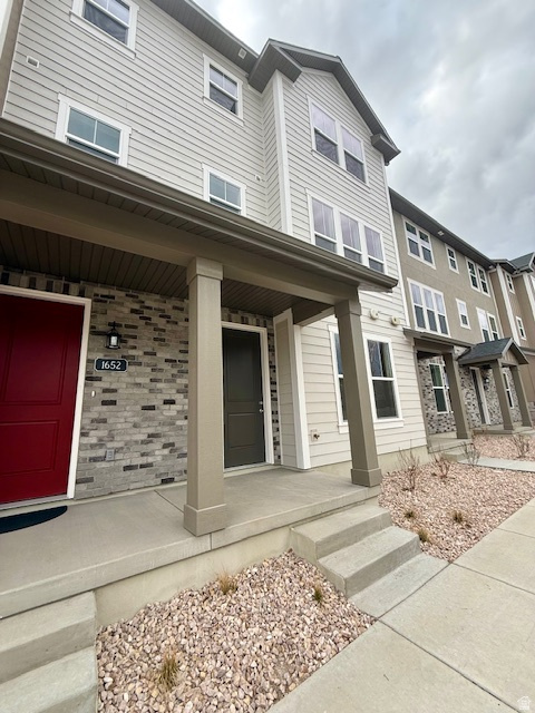 TOWNS ON MAIN - Residential