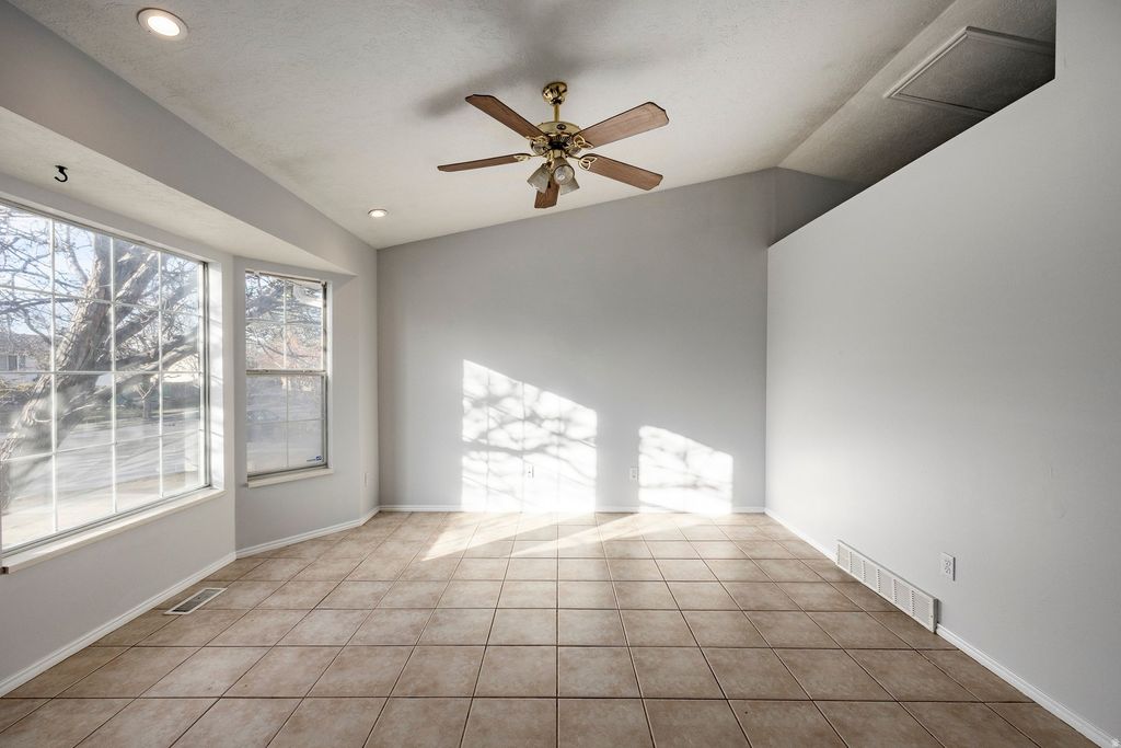 Photo of 846 N STARCREST DR, Salt Lake City, UT 84116 (MLS # 2136628)