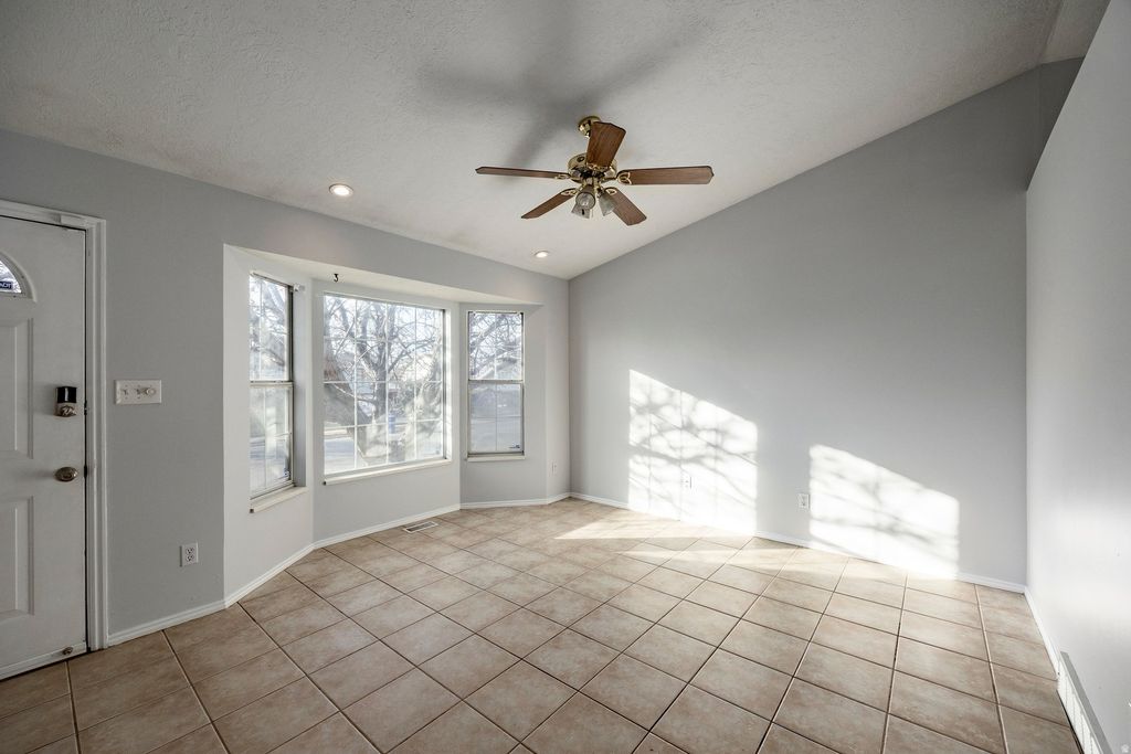Photo of 846 N STARCREST DR, Salt Lake City, UT 84116 (MLS # 2136628)