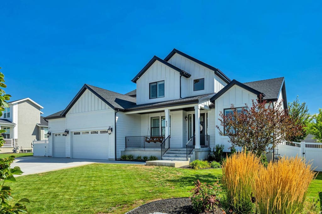 Photo of 623 S ALBERTA SPRUCE DR, Layton, UT 84041 (MLS # 2178166)