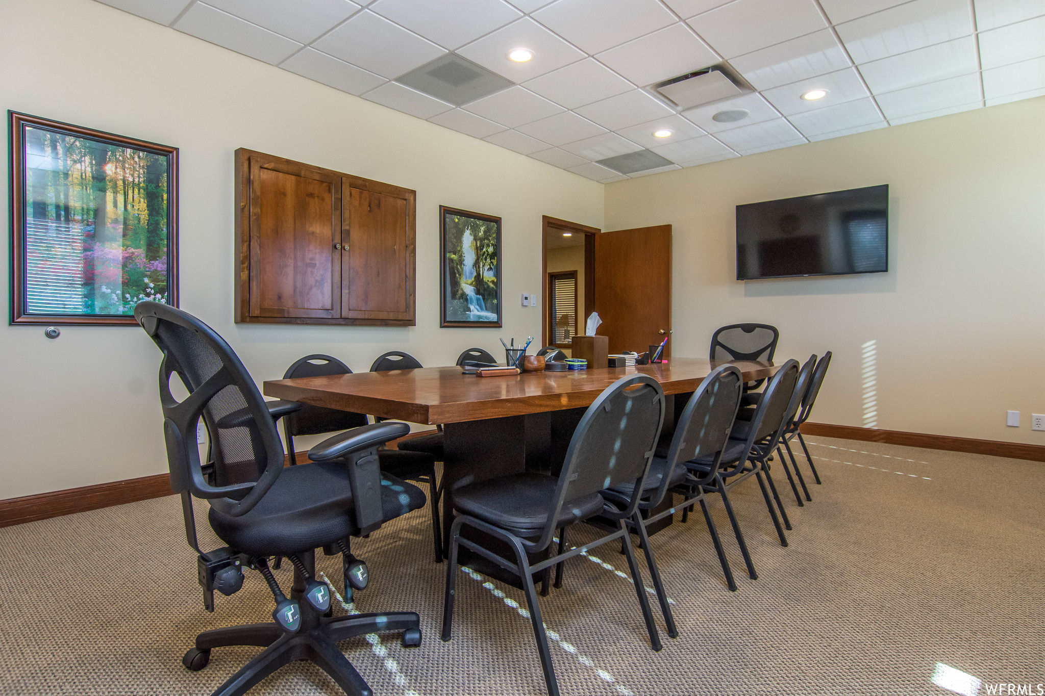 AVENUES - Commercial Lease