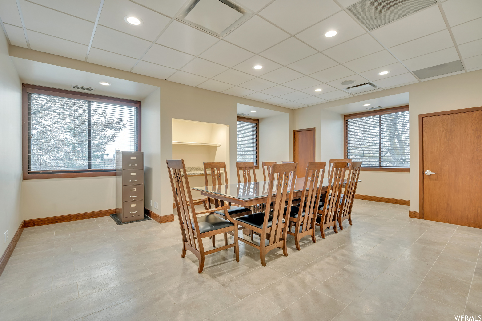 AVENUES - Commercial Lease