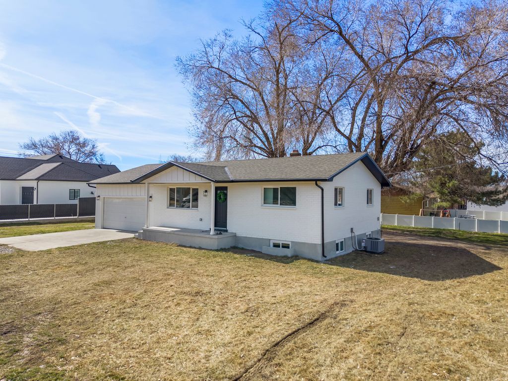 Photo of 206 S 400 E, Nephi, UT 84648 (MLS # 2140266)