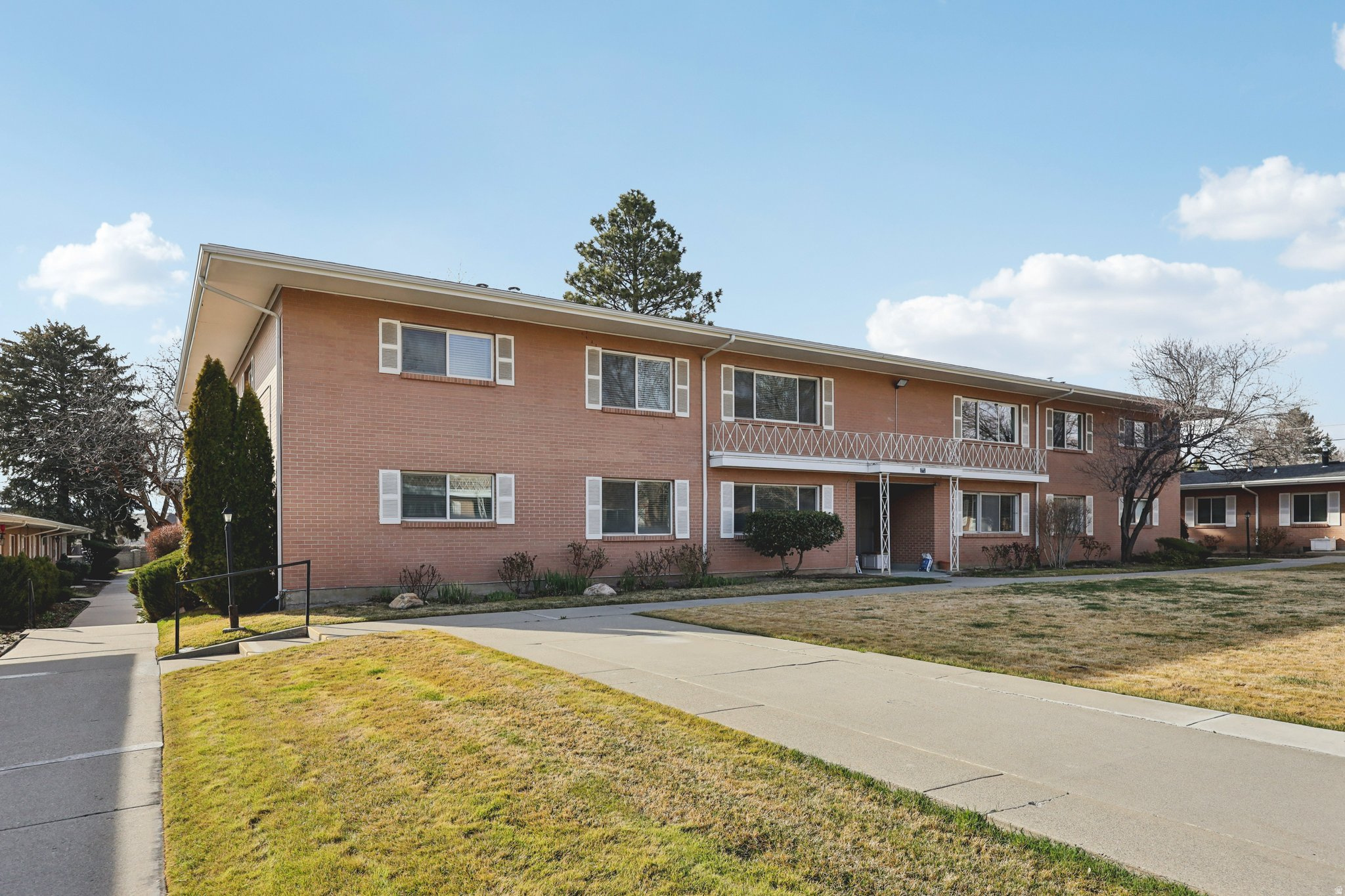 CARRIAGE LANE APT HO - Residential