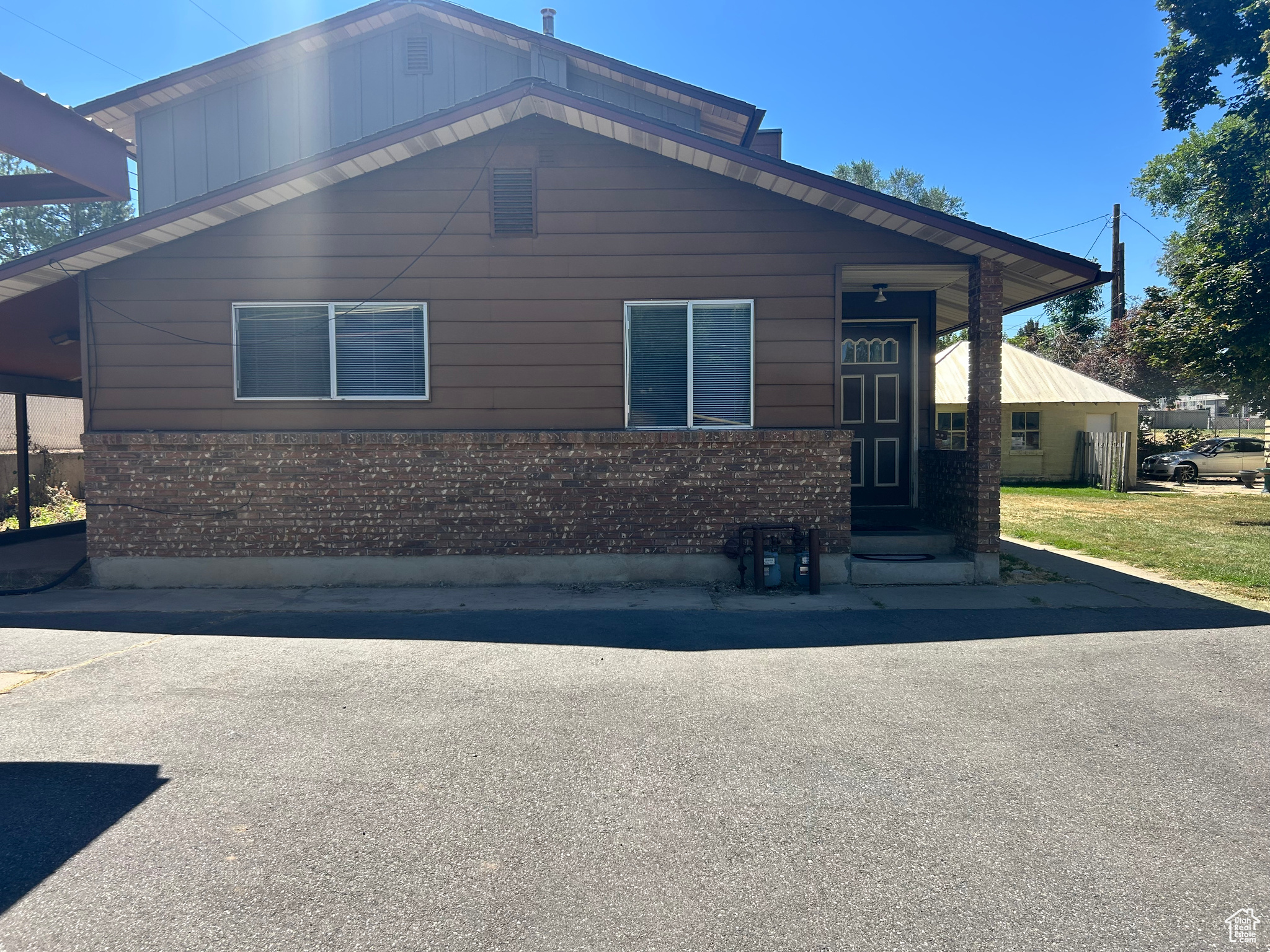 Main image without alt text