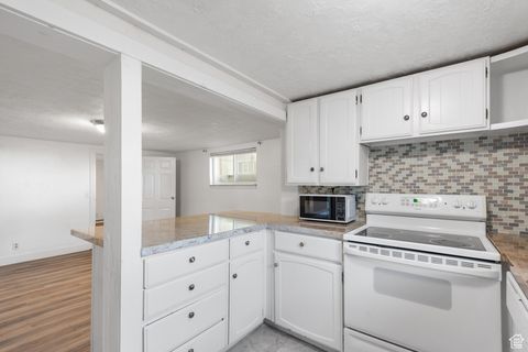 Tiny photo for 914 E LAKEVIEW Dr, Bountiful, UT 84010 (MLS # 2116867)