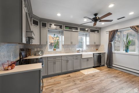 Tiny photo for 914 E LAKEVIEW Dr, Bountiful, UT 84010 (MLS # 2116867)