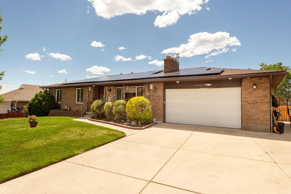 Photo of 10032 S BLOSSOM DR, Sandy, UT 84092 (MLS # 2161425)