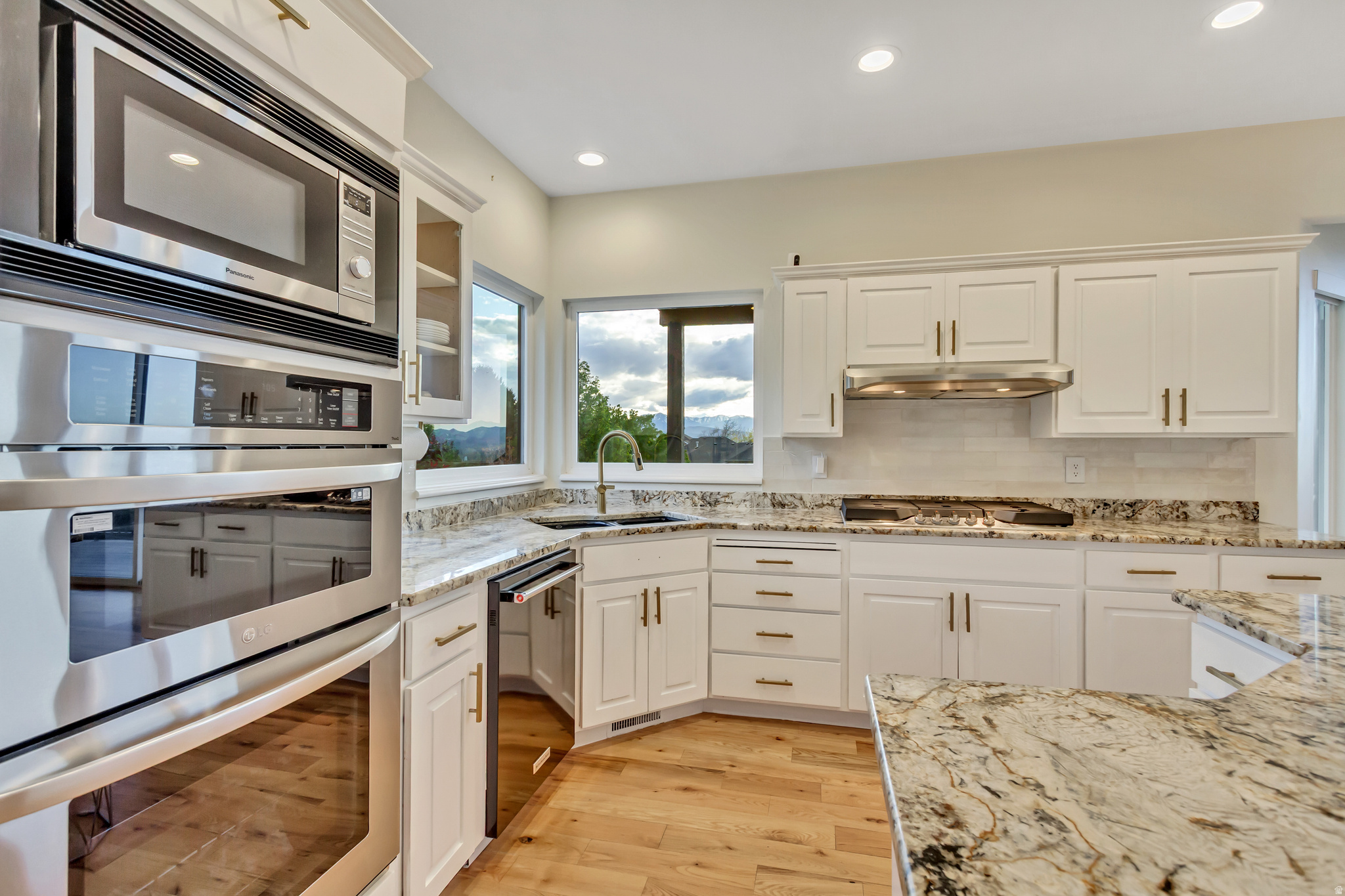 CORNER CANYON VISTA - Residential