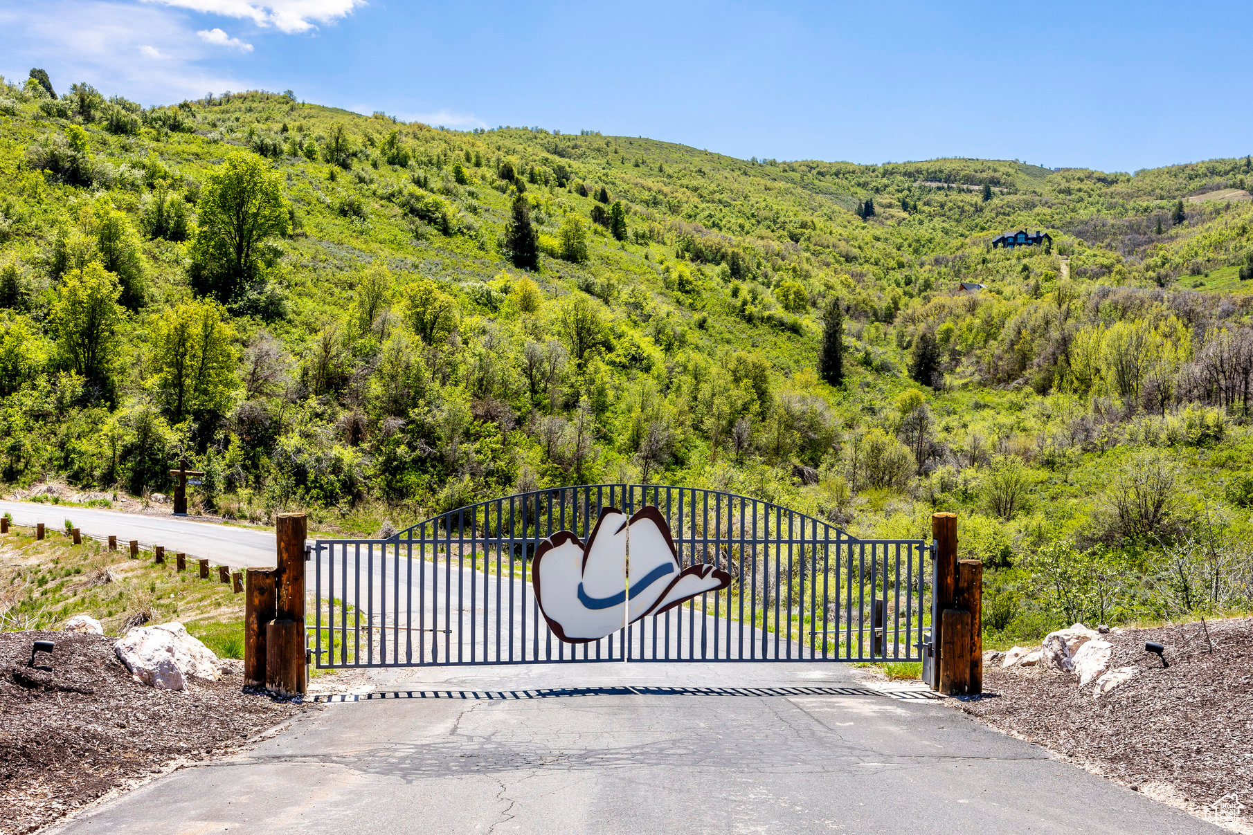 HAWKINS CREEK - Land