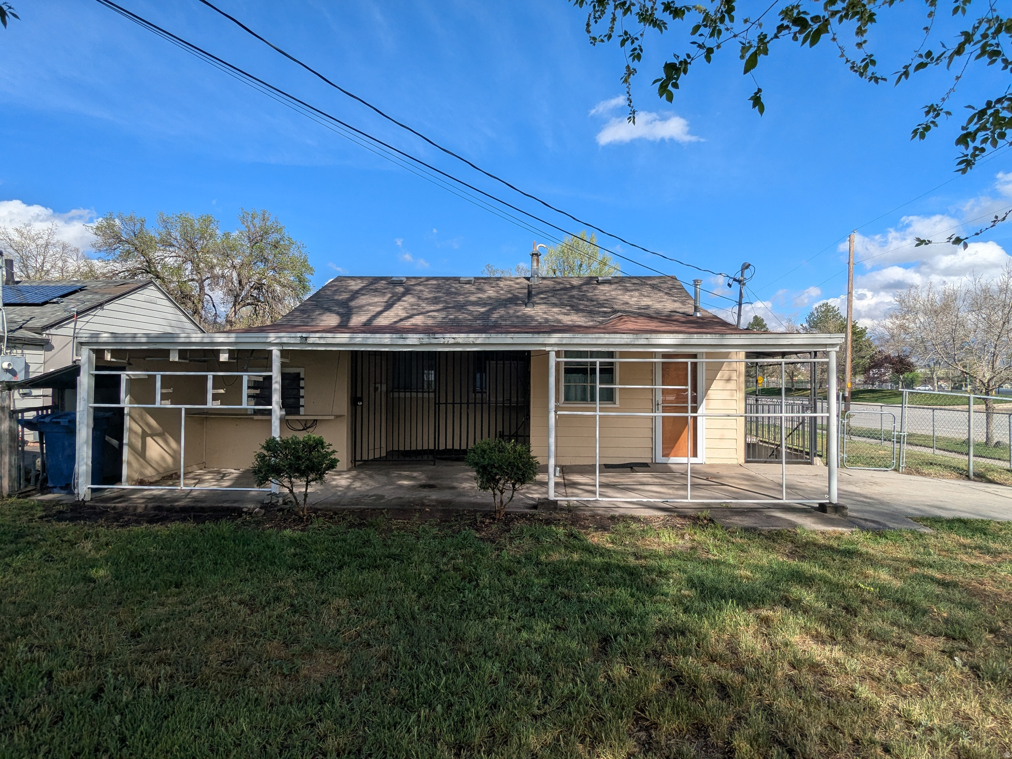 Main image without alt text