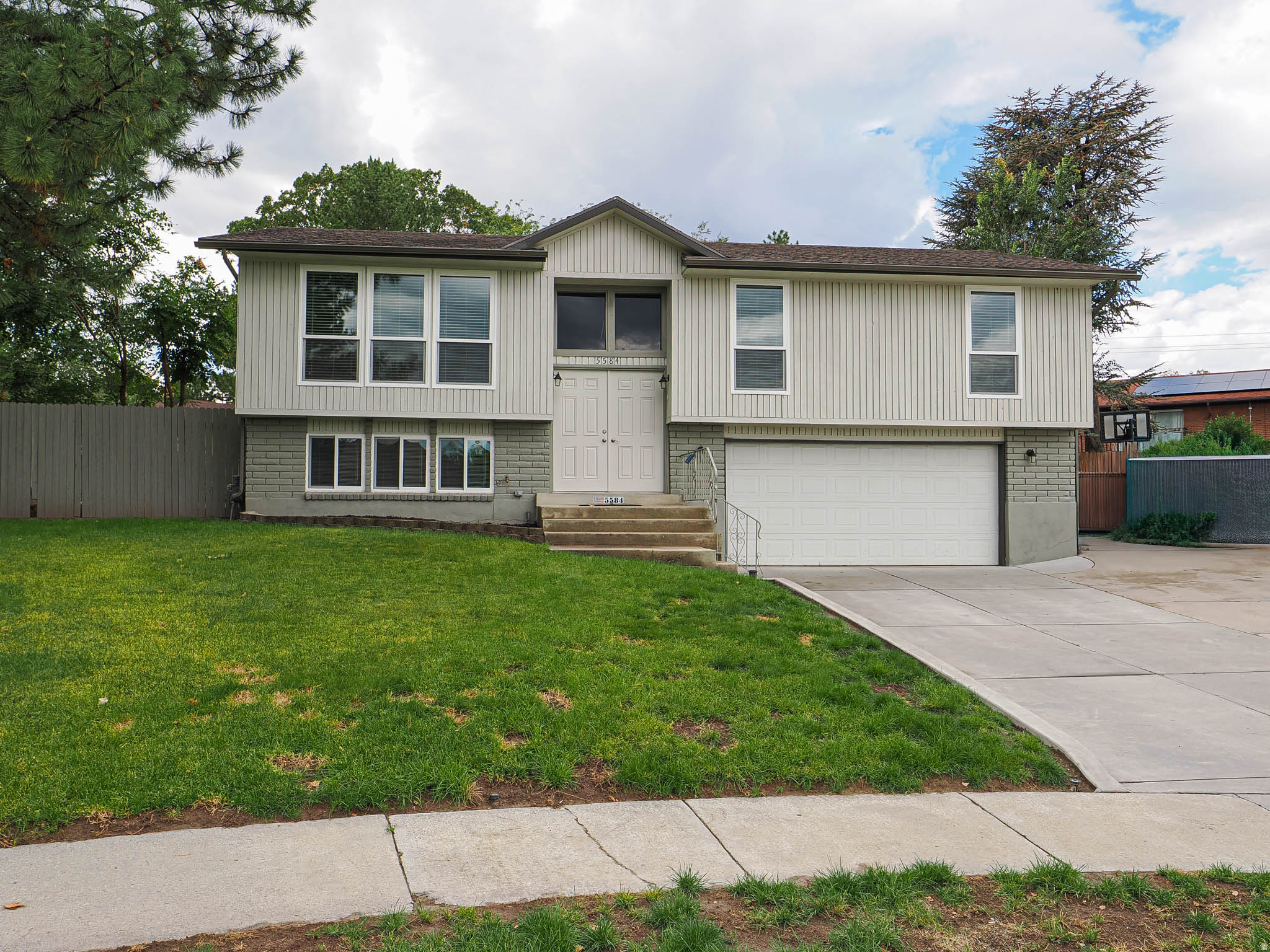 Main image without alt text